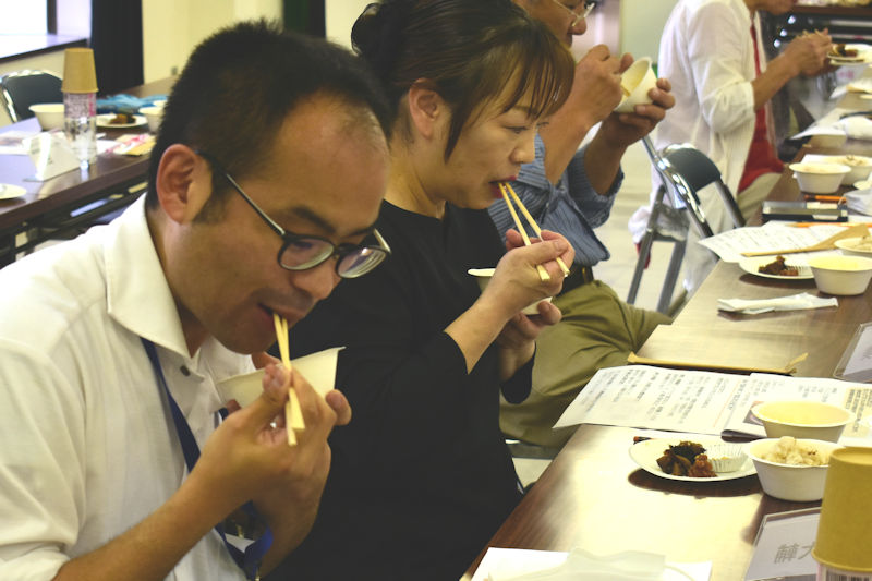 試食の様子