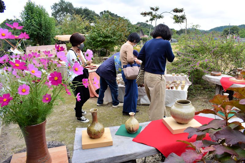 23．西馬の窯見学者