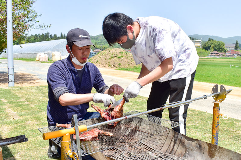 お肉の切り出し作業