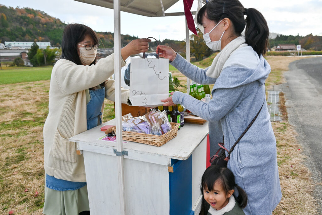 セントルマルシェ商品を買い求める人も