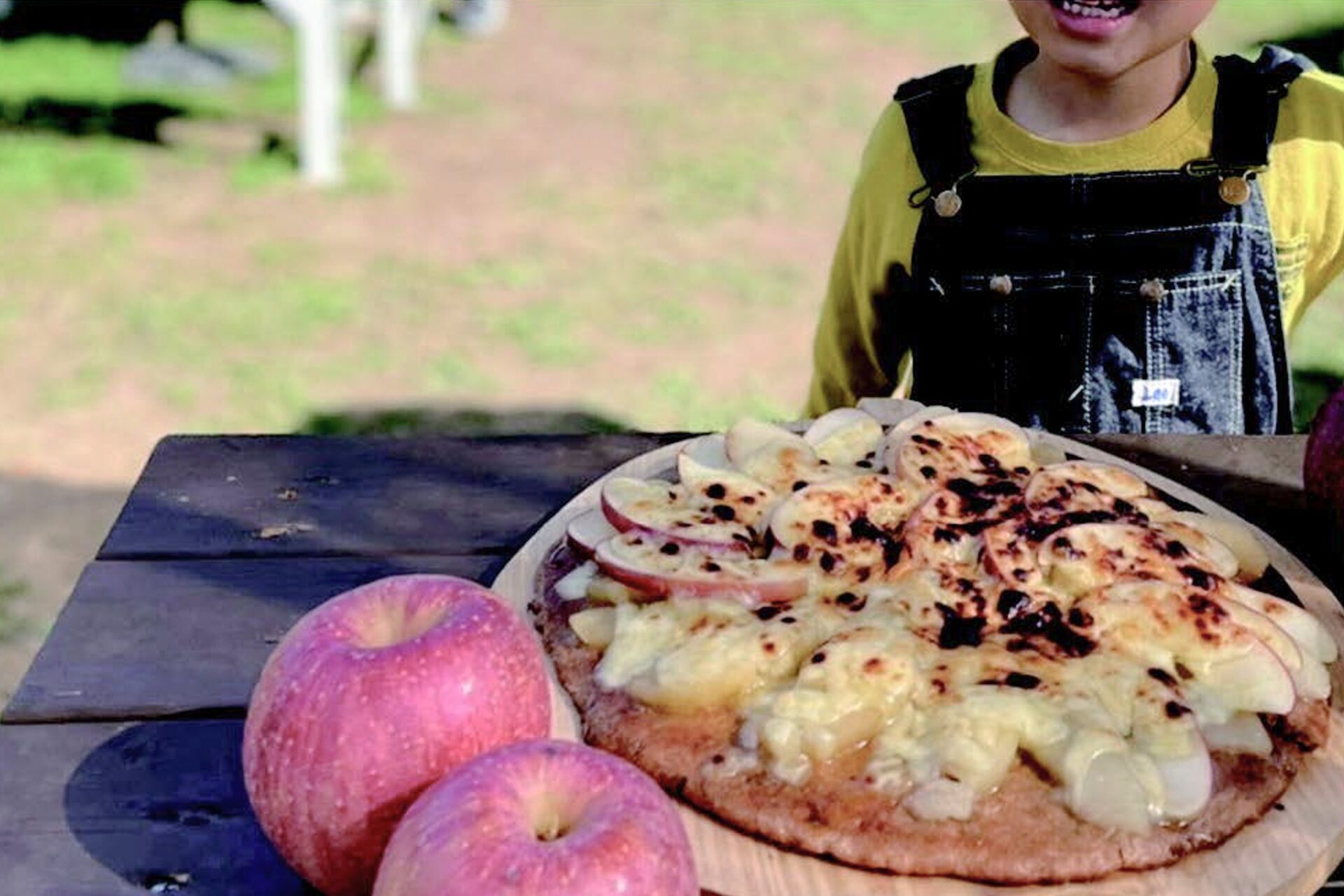 りんごの木のそばでピザ焼き体験　小石川観光りんご園（株式会社賀茂プロジェクト）